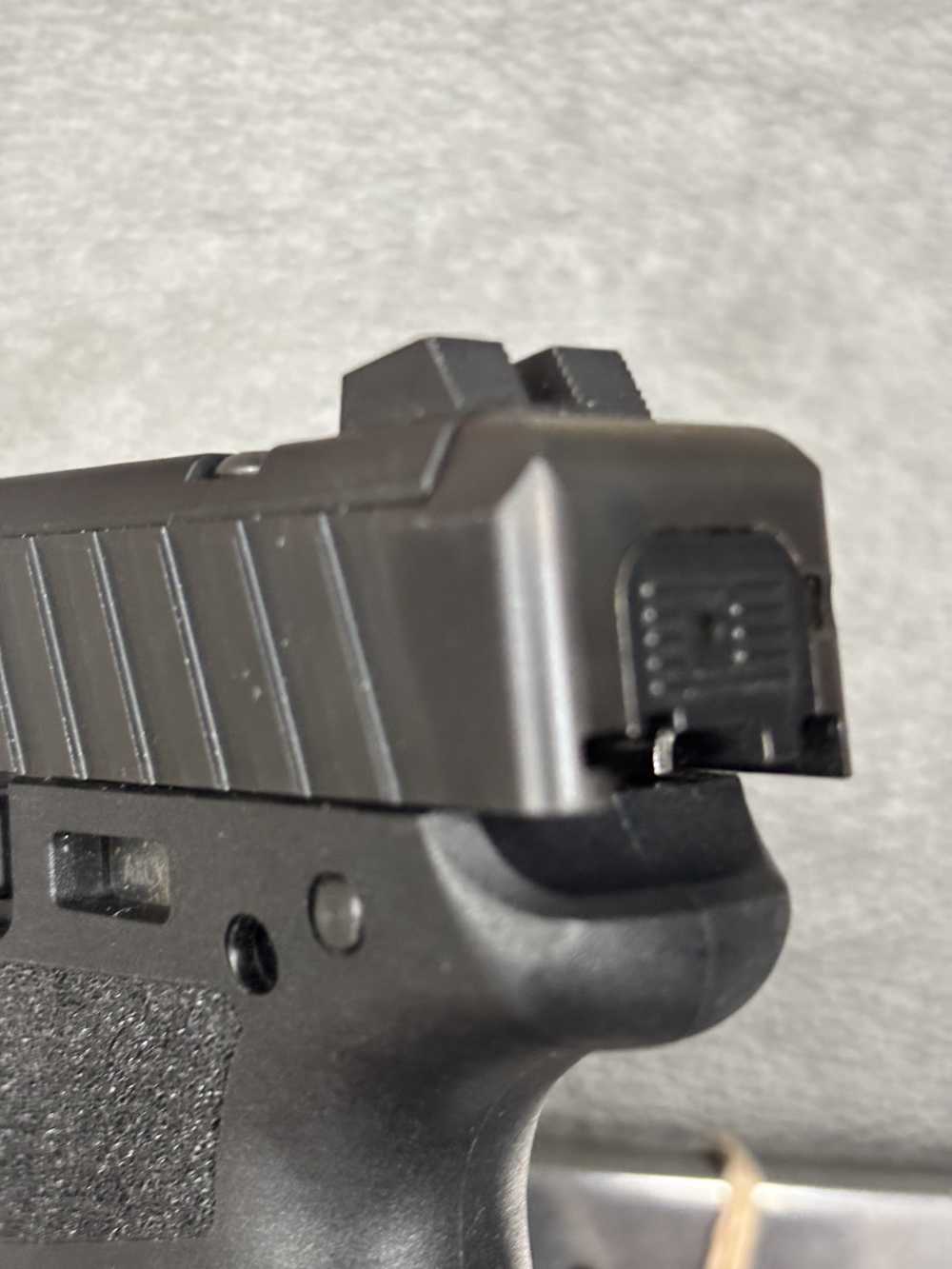 BERETTA APX A1 CARRY 9MM W/ 3 MAGAZINES. NO RESERVE -img-5