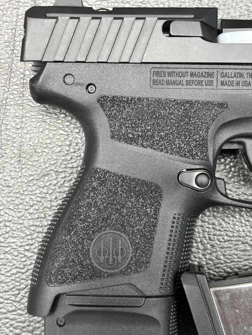 BERETTA APX A1 CARRY 9MM W/ 3 MAGAZINES. NO RESERVE -img-2