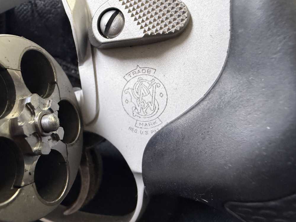 Smith & Wesson Model 642-1 AIRWEIGHT in .38 S&W Spl.+ P - HAMMERLESS-img-5