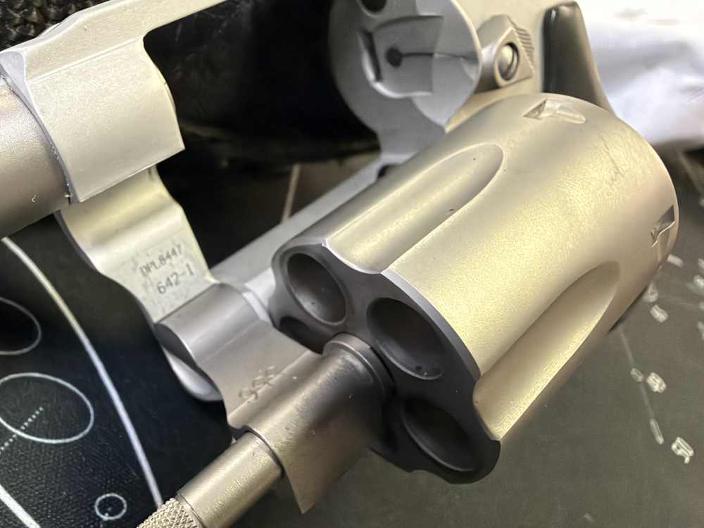 Smith & Wesson Model 642-1 AIRWEIGHT in .38 S&W Spl.+ P - HAMMERLESS-img-4
