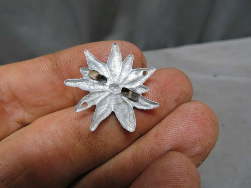 WWII GERMAN EDELWEISS MOUNTAIN UNIT INSIGNIA-NICE DETAIL & FINISH-img-1