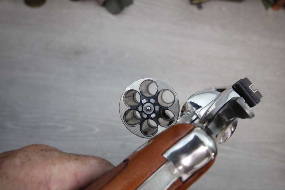 Smith & Wesson Model 29-2 Nickel in 44 Mag with 6.5" Barrel & Present Case.-img-17