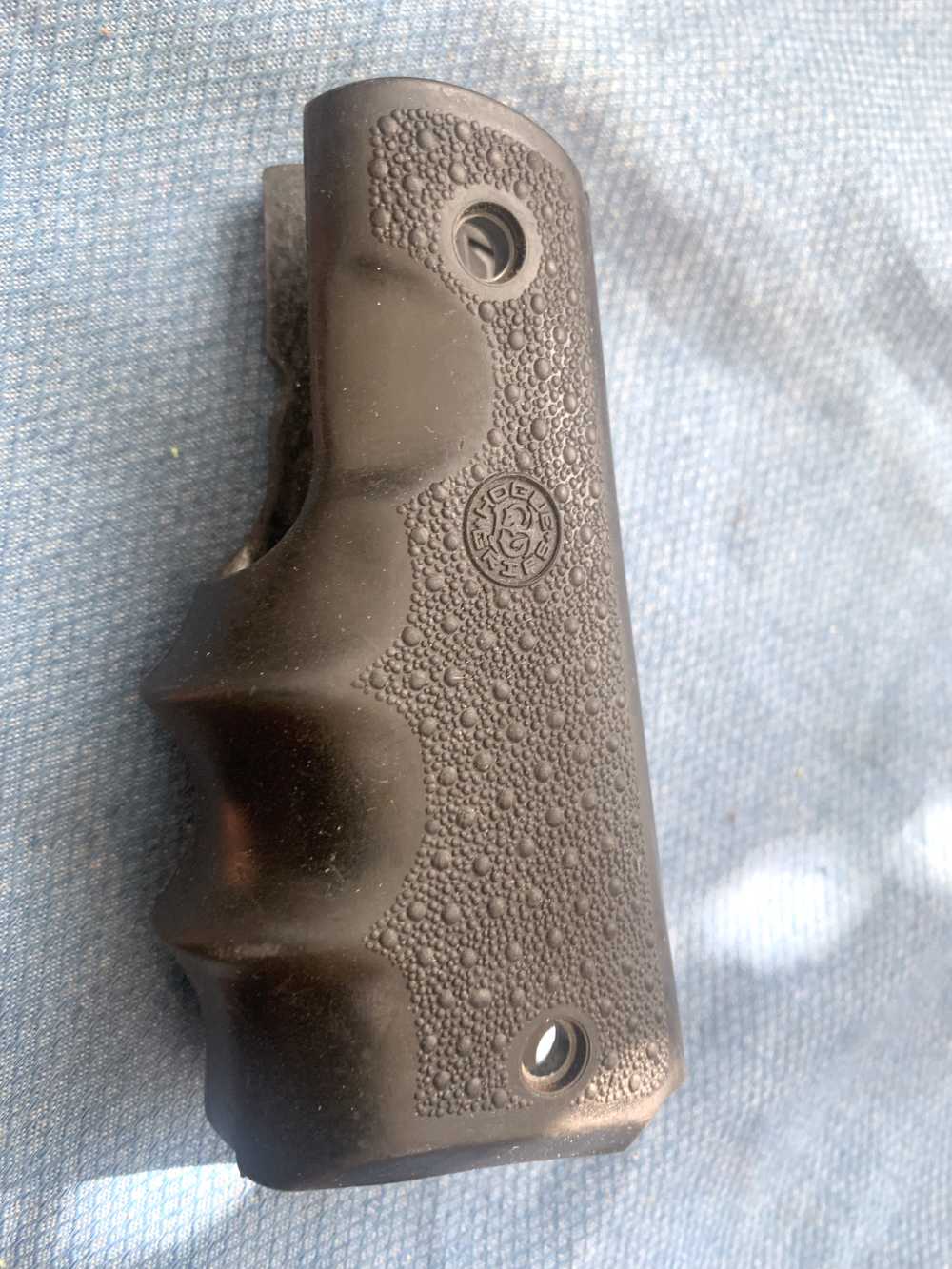 Hogue 1911 Finger Groove Rubber Grips, used Very Good Condition-img-1