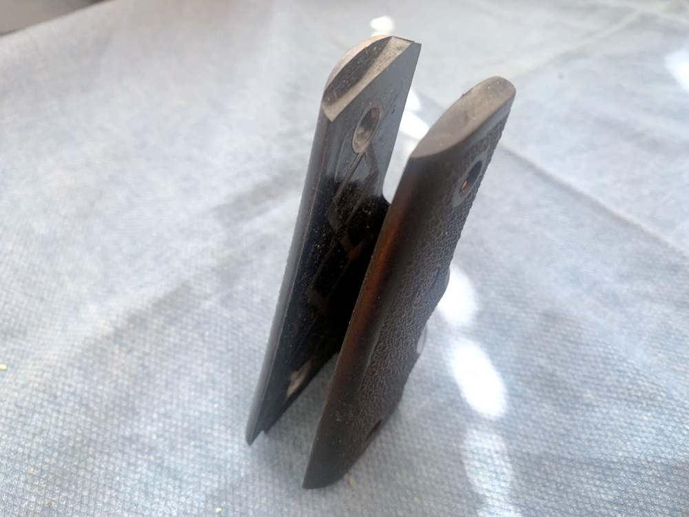 Hogue 1911 Finger Groove Rubber Grips, used Very Good Condition-img-2