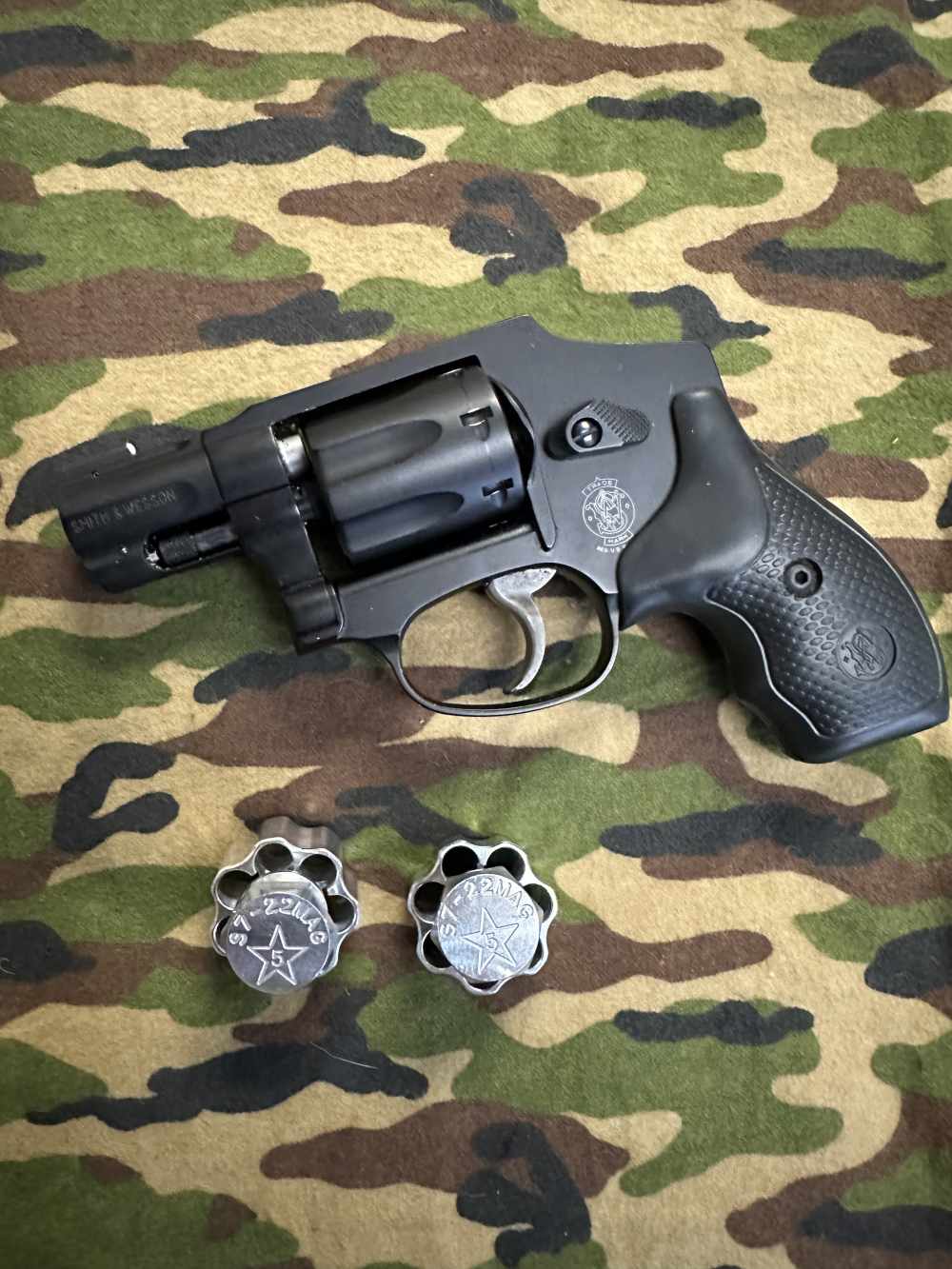 Smith & Wesson 351C .22 WMR 2” Airlite, Speed Loaders, Excellent!-img-1