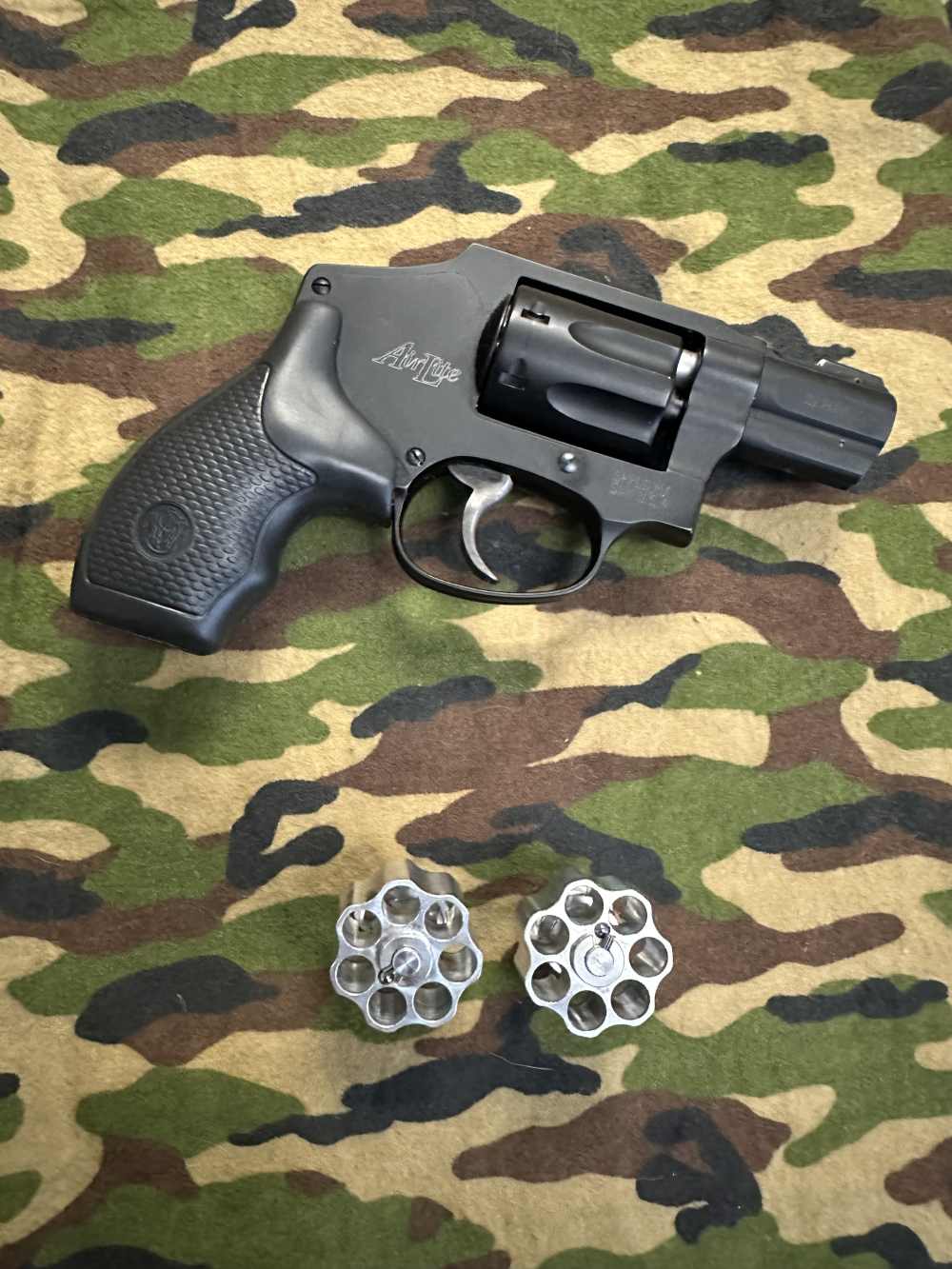 Smith & Wesson 351C .22 WMR 2” Airlite, Speed Loaders, Excellent!-img-2