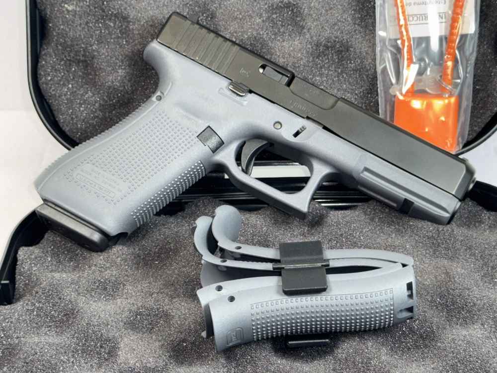 GLOCK 17 GEN5 9MM – DISTRIBUTOR EXCLUSIVE FACTORY GRAY FRAME – NO RESERVE!-img-1
