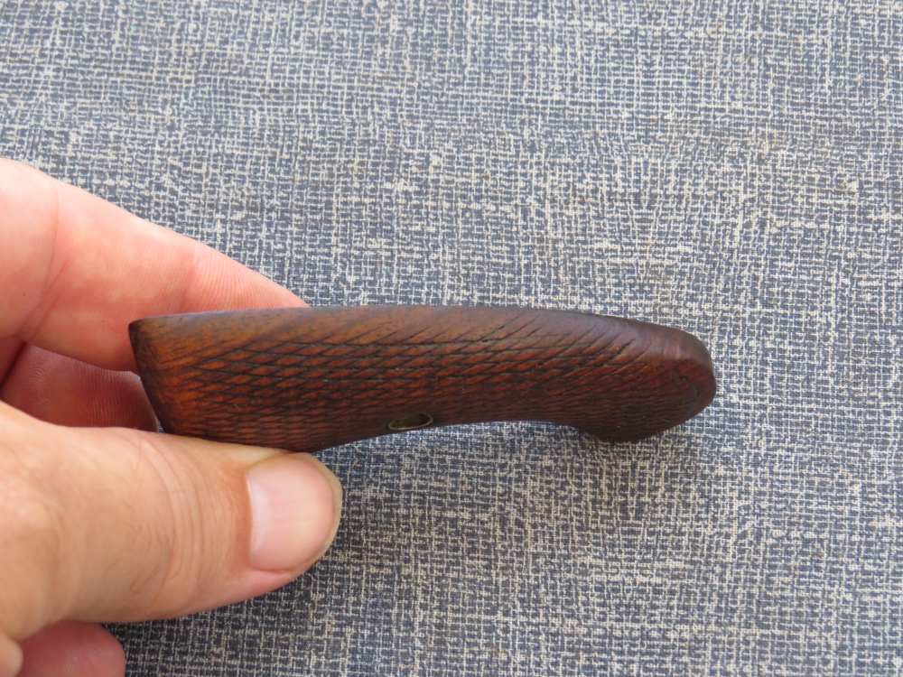COLT REVOLVER CHECKERED RIGHT WOOD GRIP  NICE CONDITION   3  1/8 x 1  3/4 -img-1