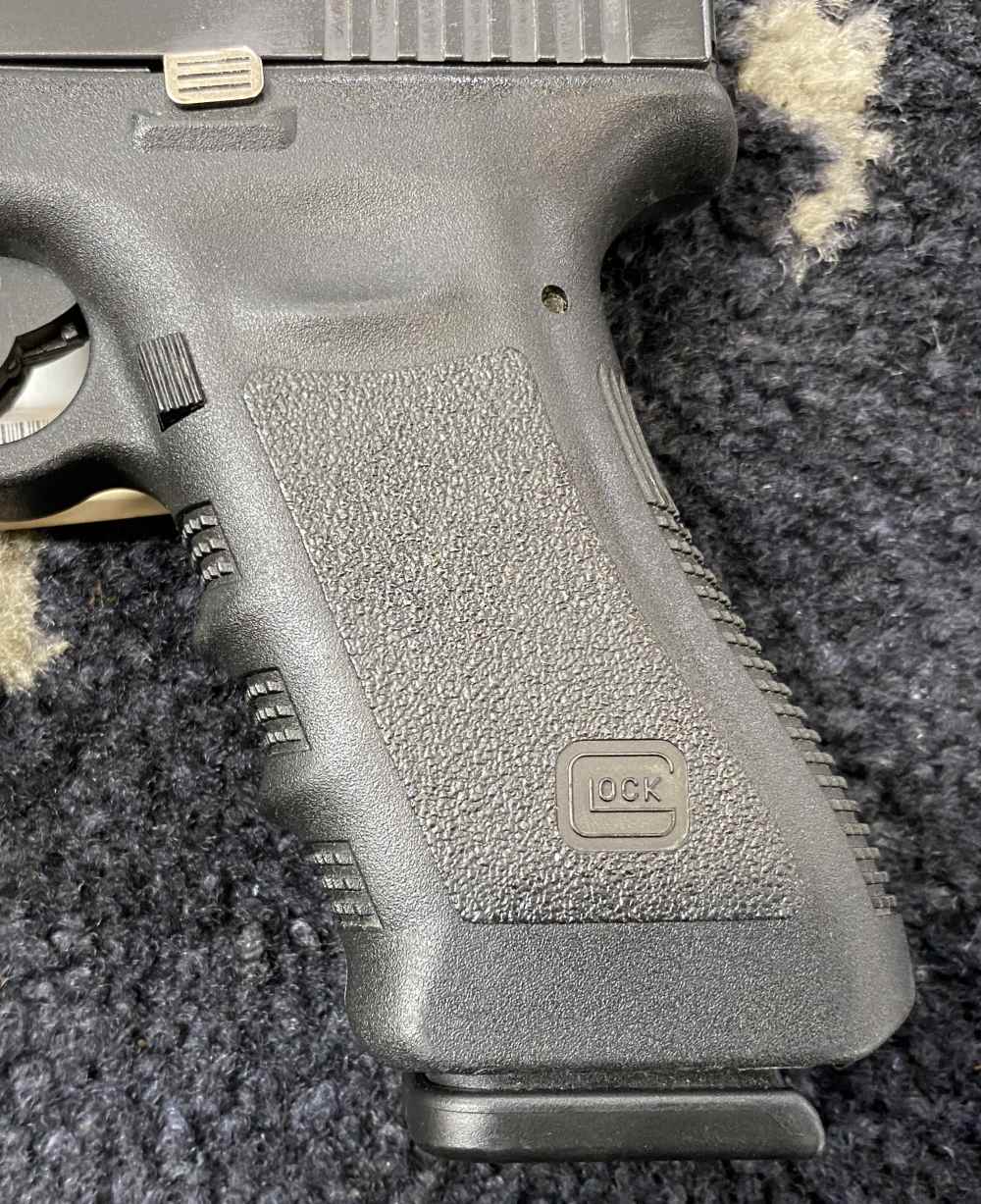 USED Glock G17 in 9mm with a 4.5" Brl and 1-17 Round Magazine!!-img-8