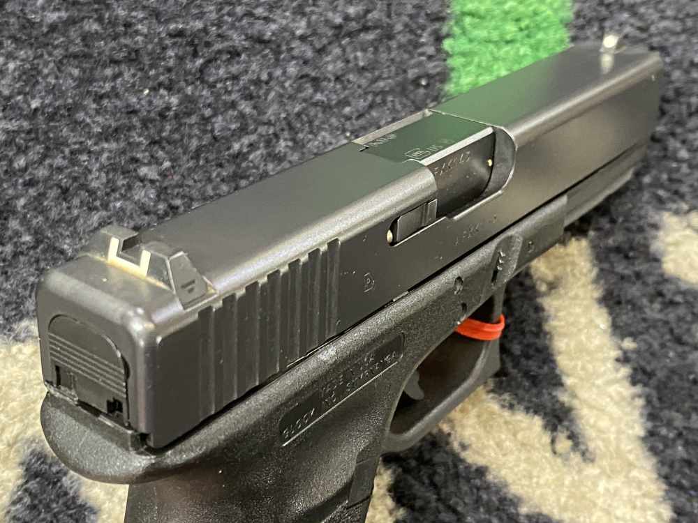 USED Glock G17 in 9mm with a 4.5" Brl and 1-17 Round Magazine!!-img-4