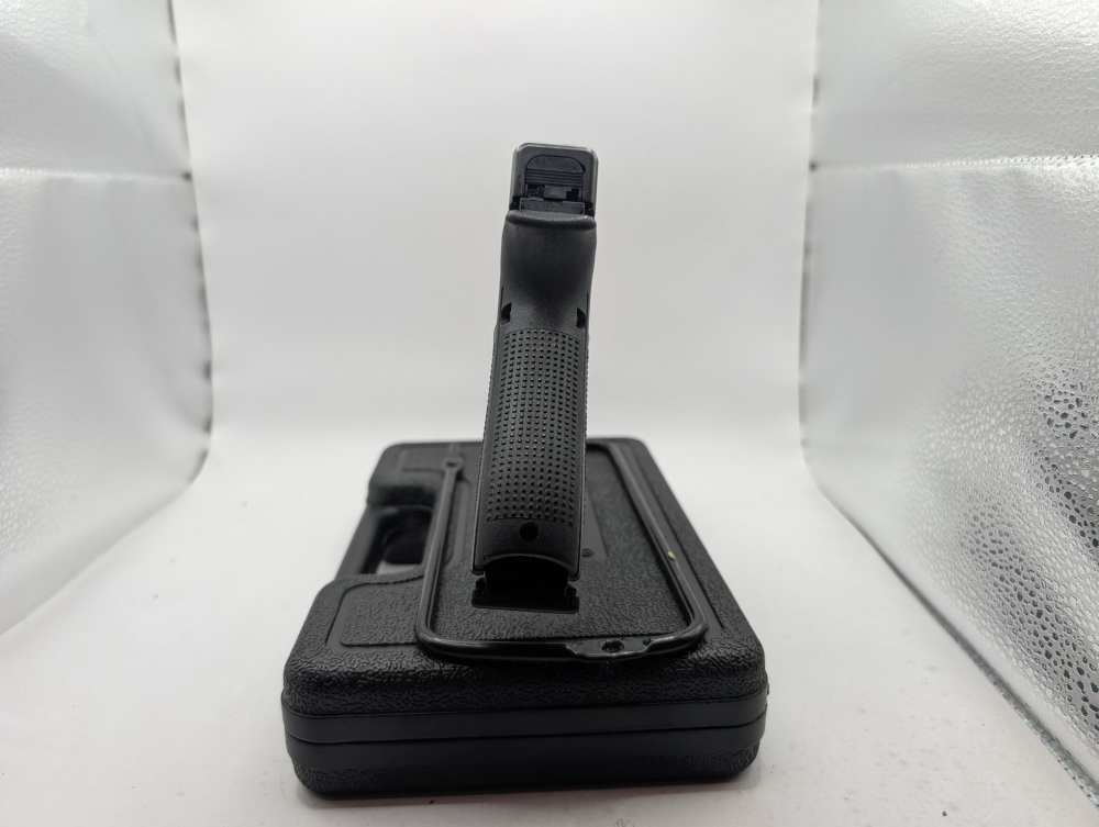 GLOCK 17 GEN 4 SEMI AUTO 9MM PISTOL - NICE USED BUT BARELY LOOKS FIRED-img-4