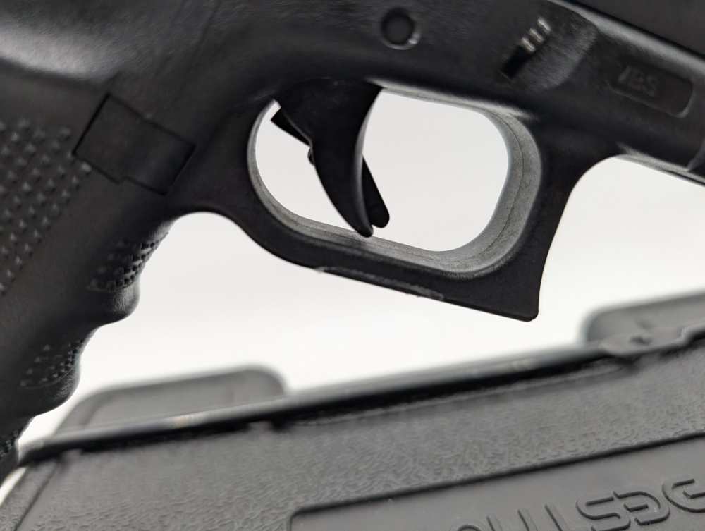 GLOCK 17 GEN 4 SEMI AUTO 9MM PISTOL - NICE USED BUT BARELY LOOKS FIRED-img-1