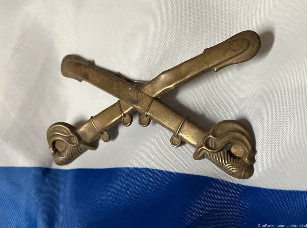 US Cavalry Crossed Sabers (Swords) hat pin insignia, Civil War original -img-1