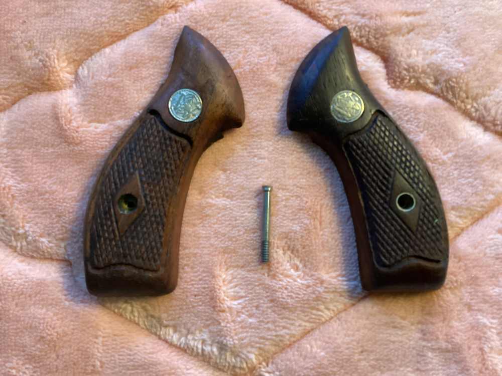  Smith & Wesson Diamond Walnut J Frame Round Butt Grips.-img-0