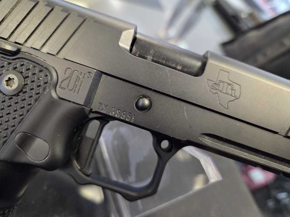 ULTRA RARE S.T.I 2011 with 4 mags and custom metal grip frame-img-7