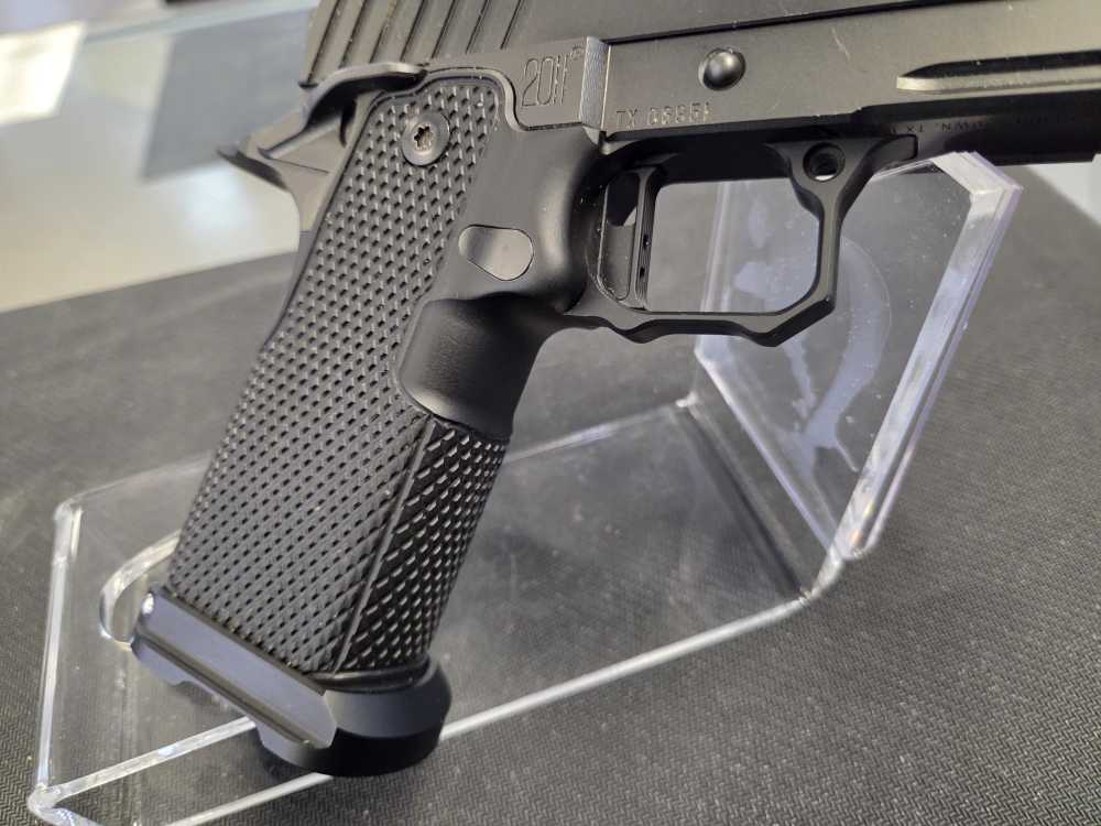 ULTRA RARE S.T.I 2011 with 4 mags and custom metal grip frame-img-6