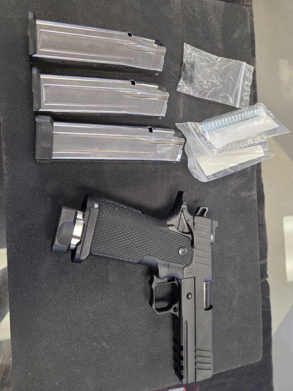 ULTRA RARE S.T.I 2011 with 4 mags and custom metal grip frame-img-3