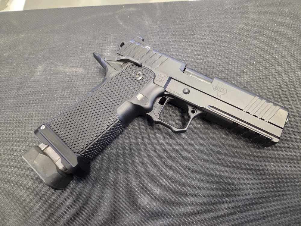 ULTRA RARE S.T.I 2011 with 4 mags and custom metal grip frame-img-2