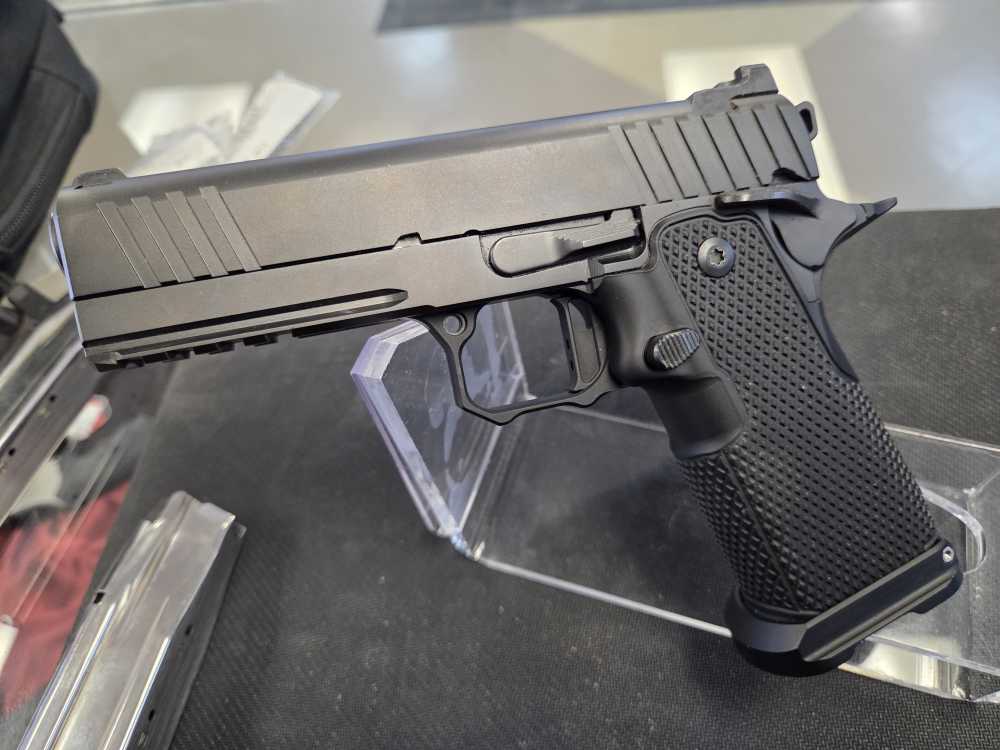 ULTRA RARE S.T.I 2011 with 4 mags and custom metal grip frame-img-1
