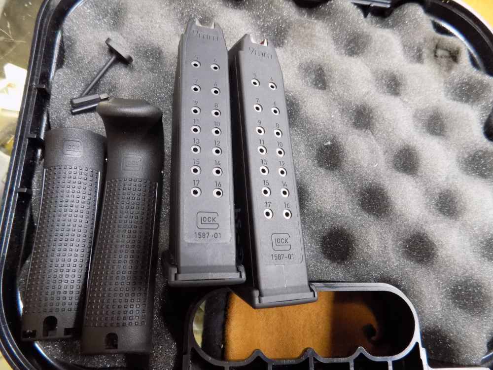 Glock G34 Gen 5 MOS 9mm Case, 3-17 Rnd Mags, 5.25" BBL Very Nice Cond-img-1