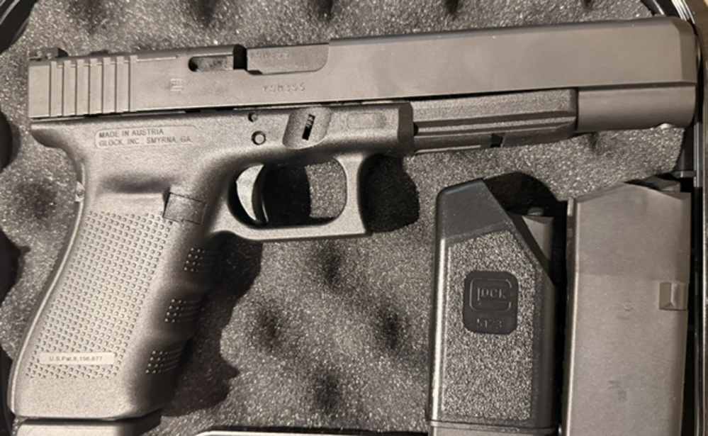 Glock 40 Gen 4 10MM, IN CASE, 3 MAGS, ADJUSTABLE GLOCK REAR SIGHT, BLUE LAB-img-1