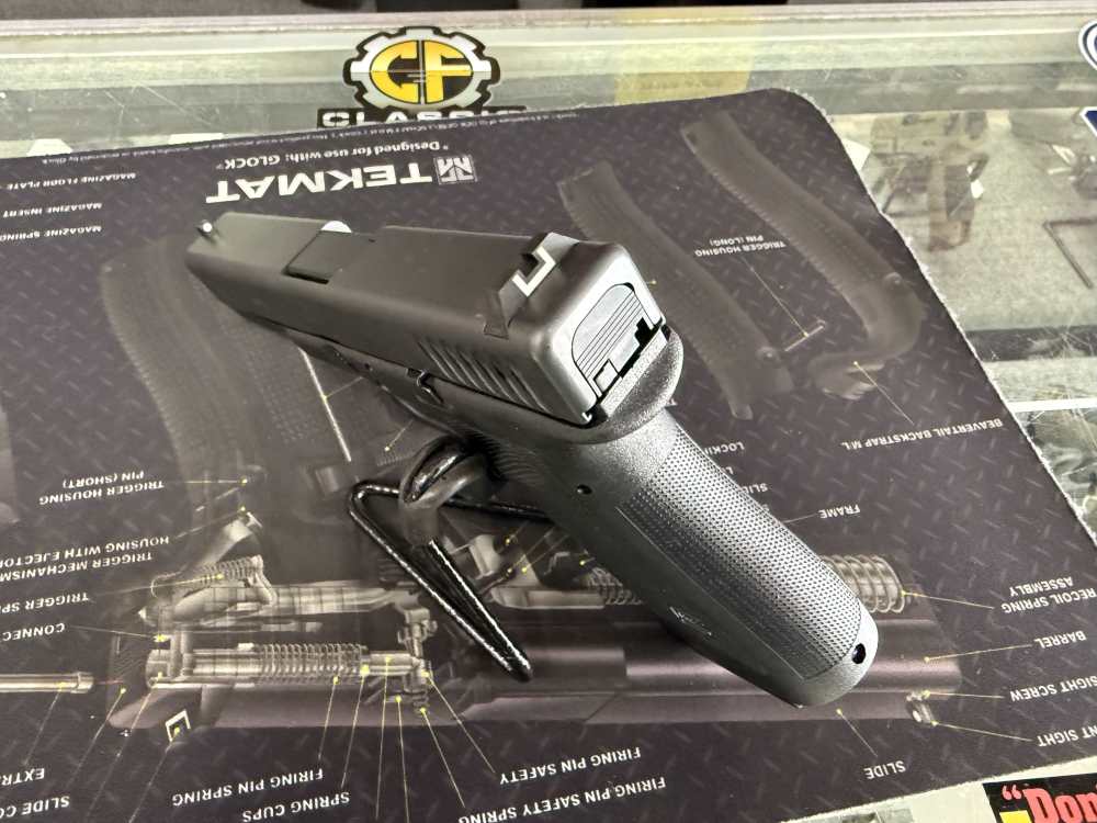 Like New Glock 17RTF2 9mm with 2 mags and Case FREE LAYAWAY -img-5
