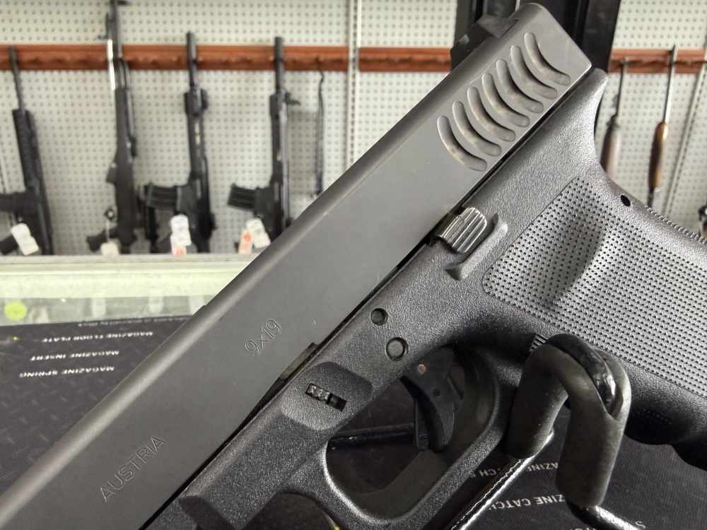 Like New Glock 17RTF2 9mm with 2 mags and Case FREE LAYAWAY -img-3