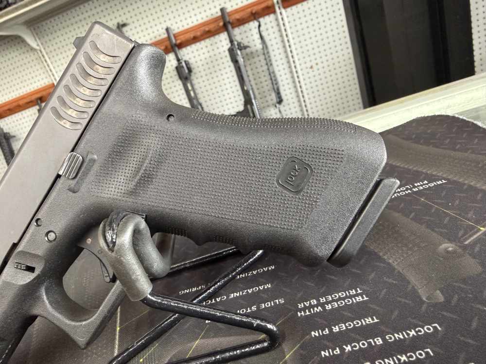 Like New Glock 17RTF2 9mm with 2 mags and Case FREE LAYAWAY -img-4
