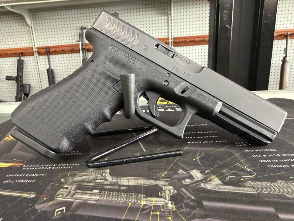 Like New Glock 17RTF2 9mm with 2 mags and Case FREE LAYAWAY -img-6
