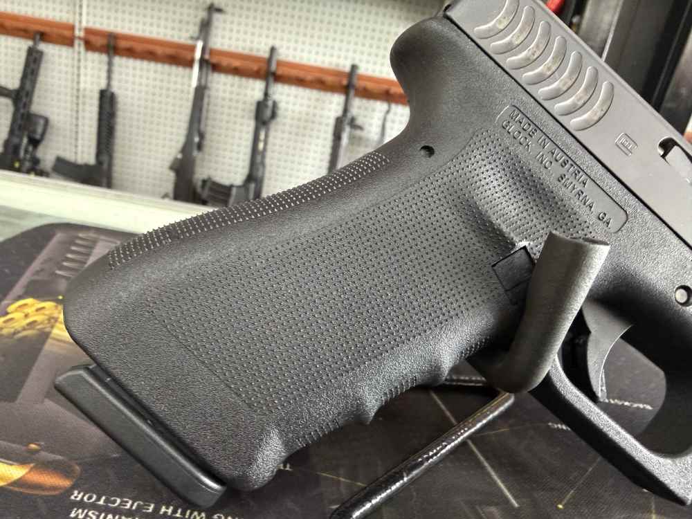 Like New Glock 17RTF2 9mm with 2 mags and Case FREE LAYAWAY -img-7