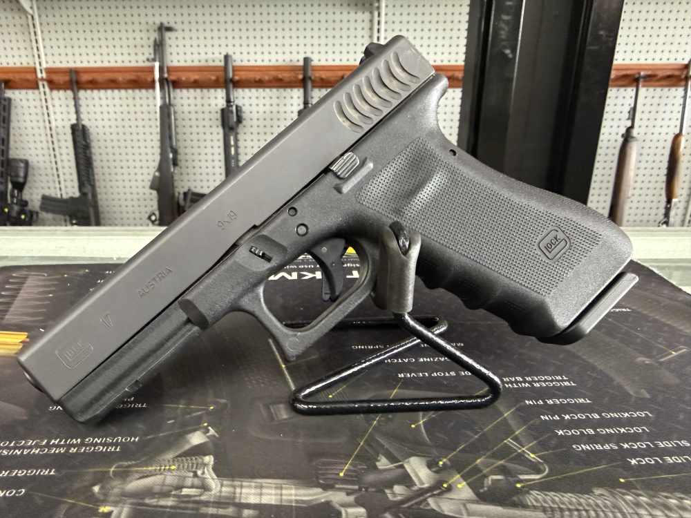 Like New Glock 17RTF2 9mm with 2 mags and Case FREE LAYAWAY -img-1