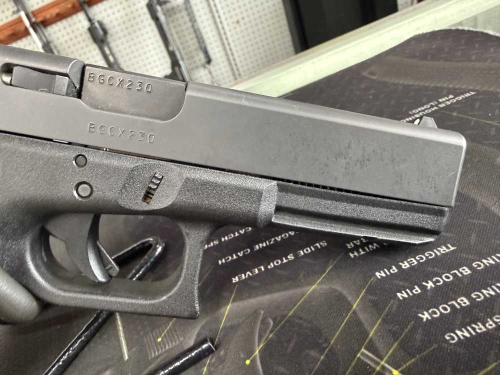Like New Glock 17RTF2 9mm with 2 mags and Case FREE LAYAWAY -img-8