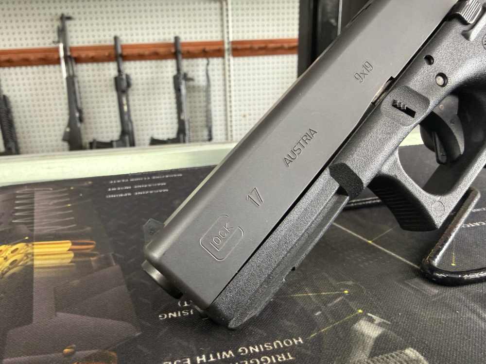 Like New Glock 17RTF2 9mm with 2 mags and Case FREE LAYAWAY -img-2