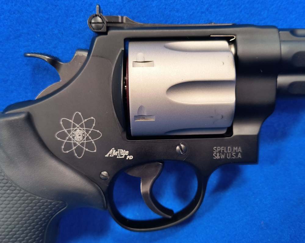 Smith & Wesson 329PD 44 Mag-img-3