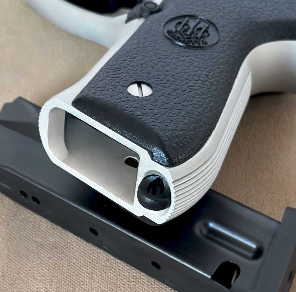 Beretta 92FS INOX 9mm Pistol, JS92F520M Italy, (5) 15rd Mags, LOK Grips-img-17