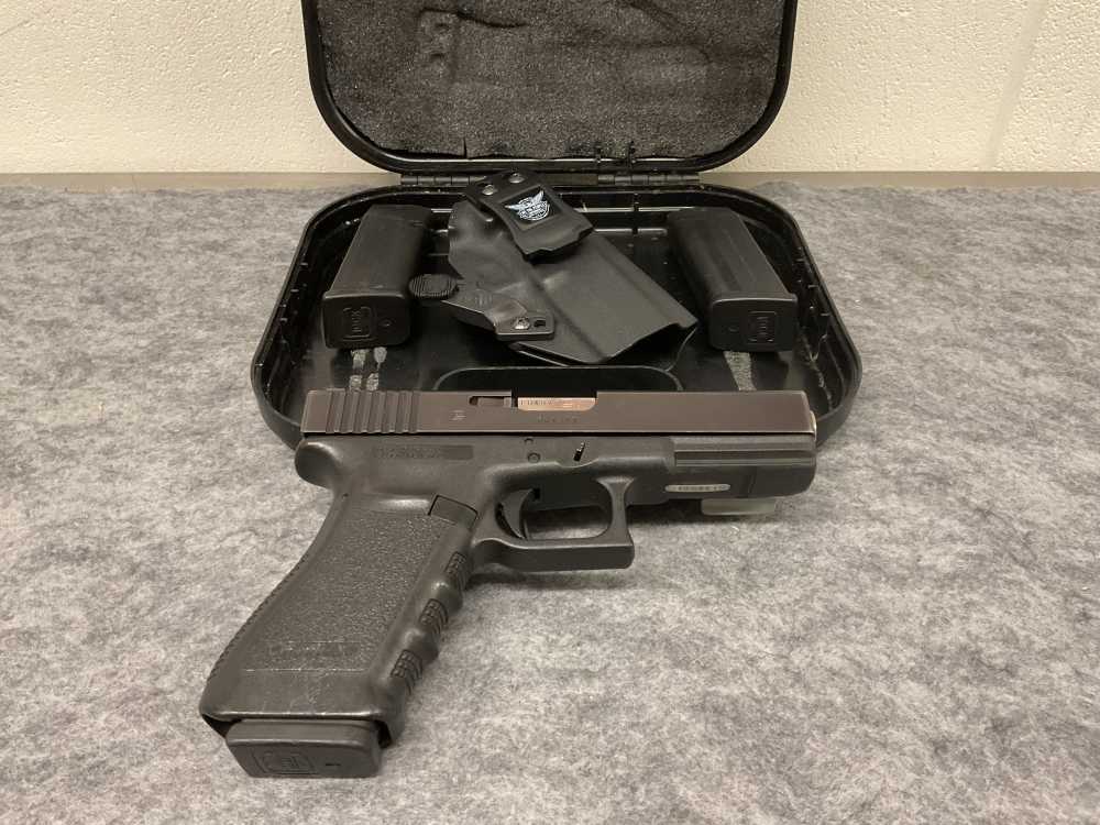 Glock G21 Gen 3 with case, 3 13 rd mags and We The People IWB Holster-img-0