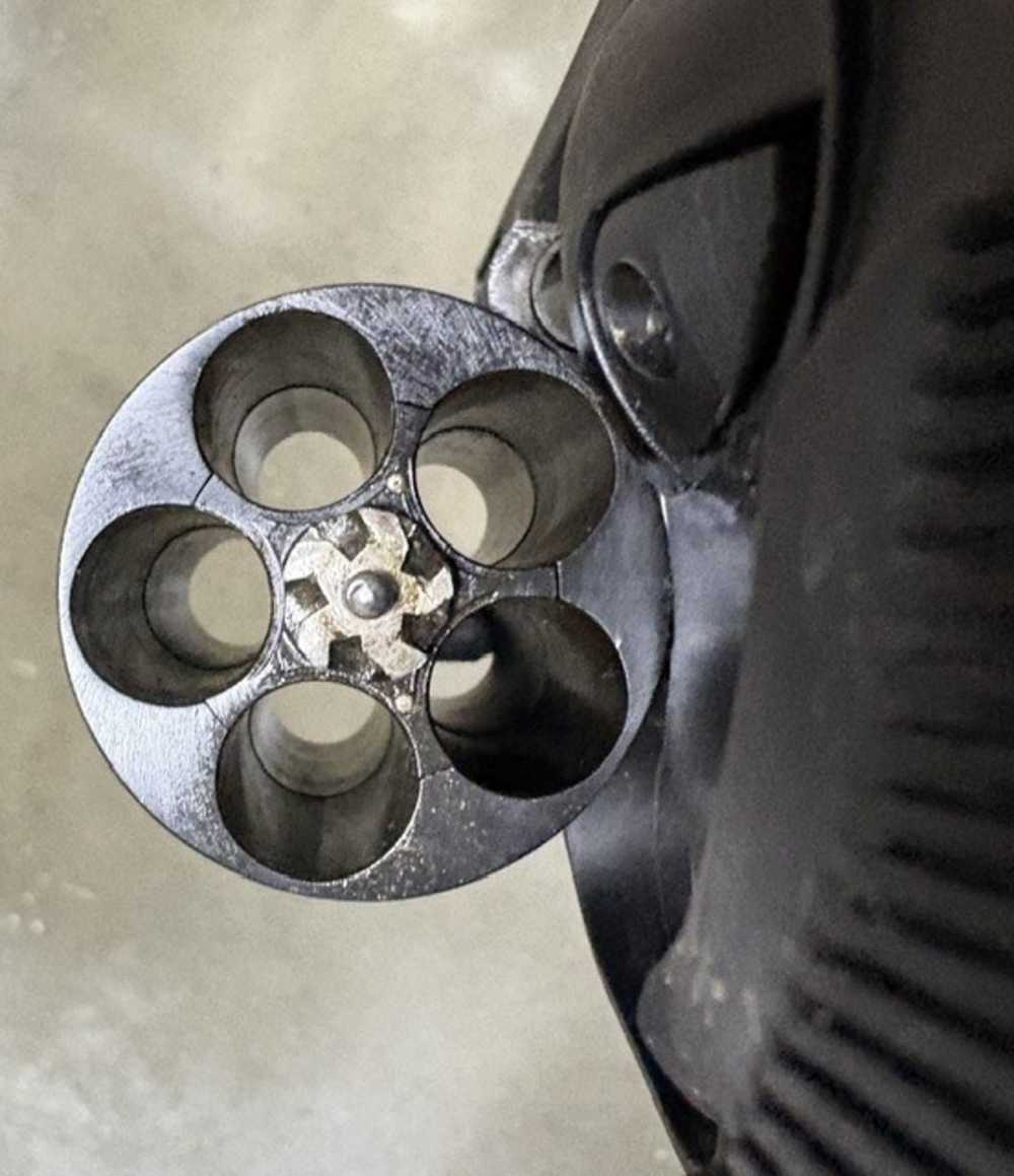 TAURUS JUDGE PUBLIC DEFENDER POLYMER – .45 COLT / .410 BORE – 2"-img-4