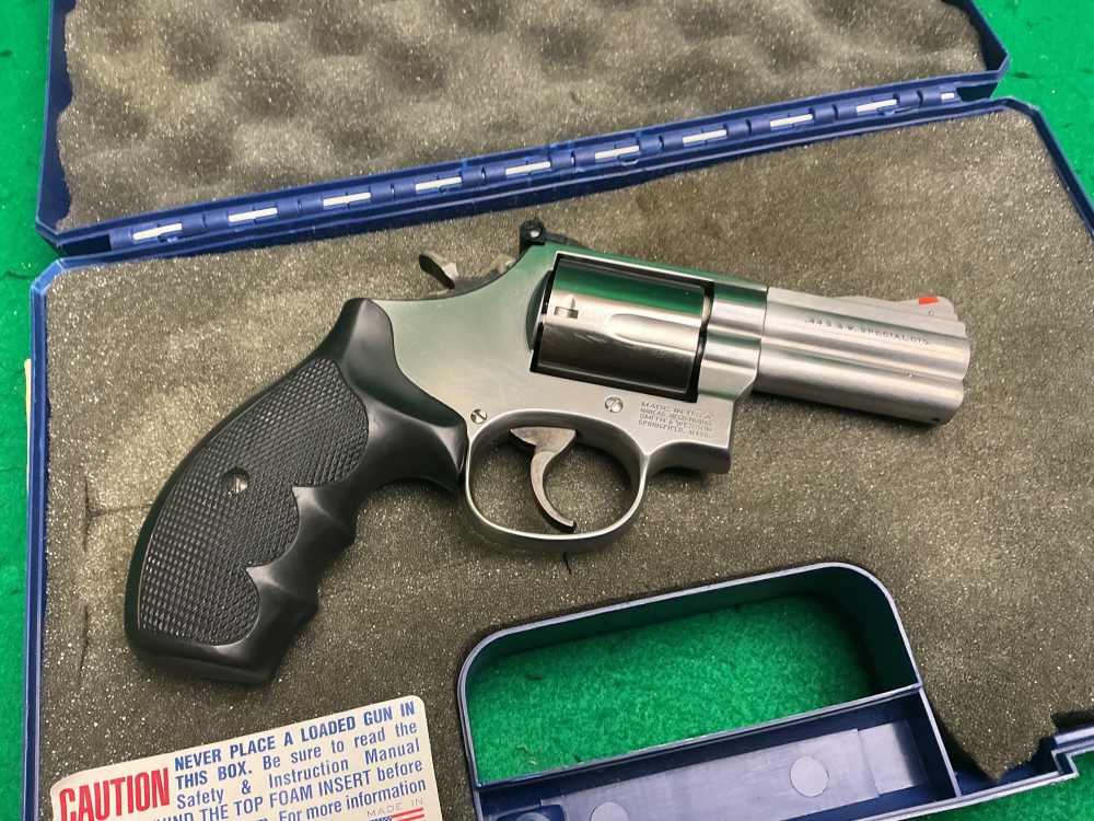 Smith and Wesson 696 44 SPCL revolver-img-1