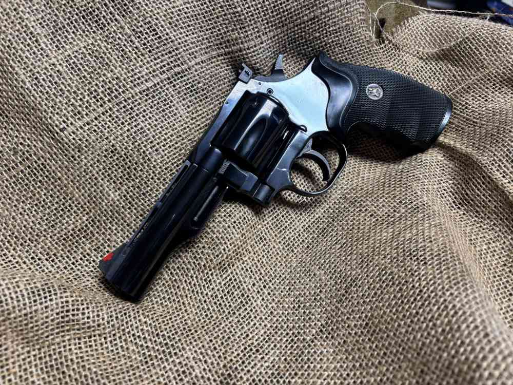 Dan Wesson .357 mag near new, one owner, hardly shot-img-1