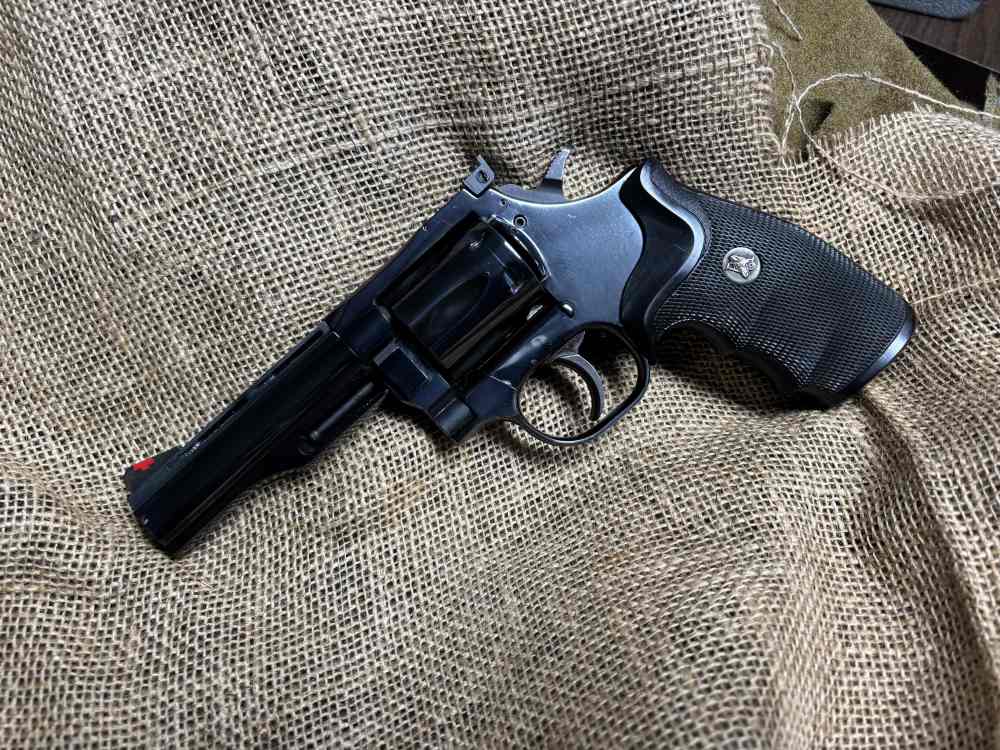 Dan Wesson .357 mag near new, one owner, hardly shot-img-0