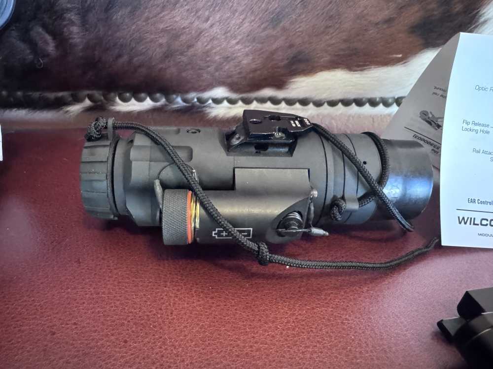 Trijicon M300W Thermal scope with Wilcox flip mount -img-3