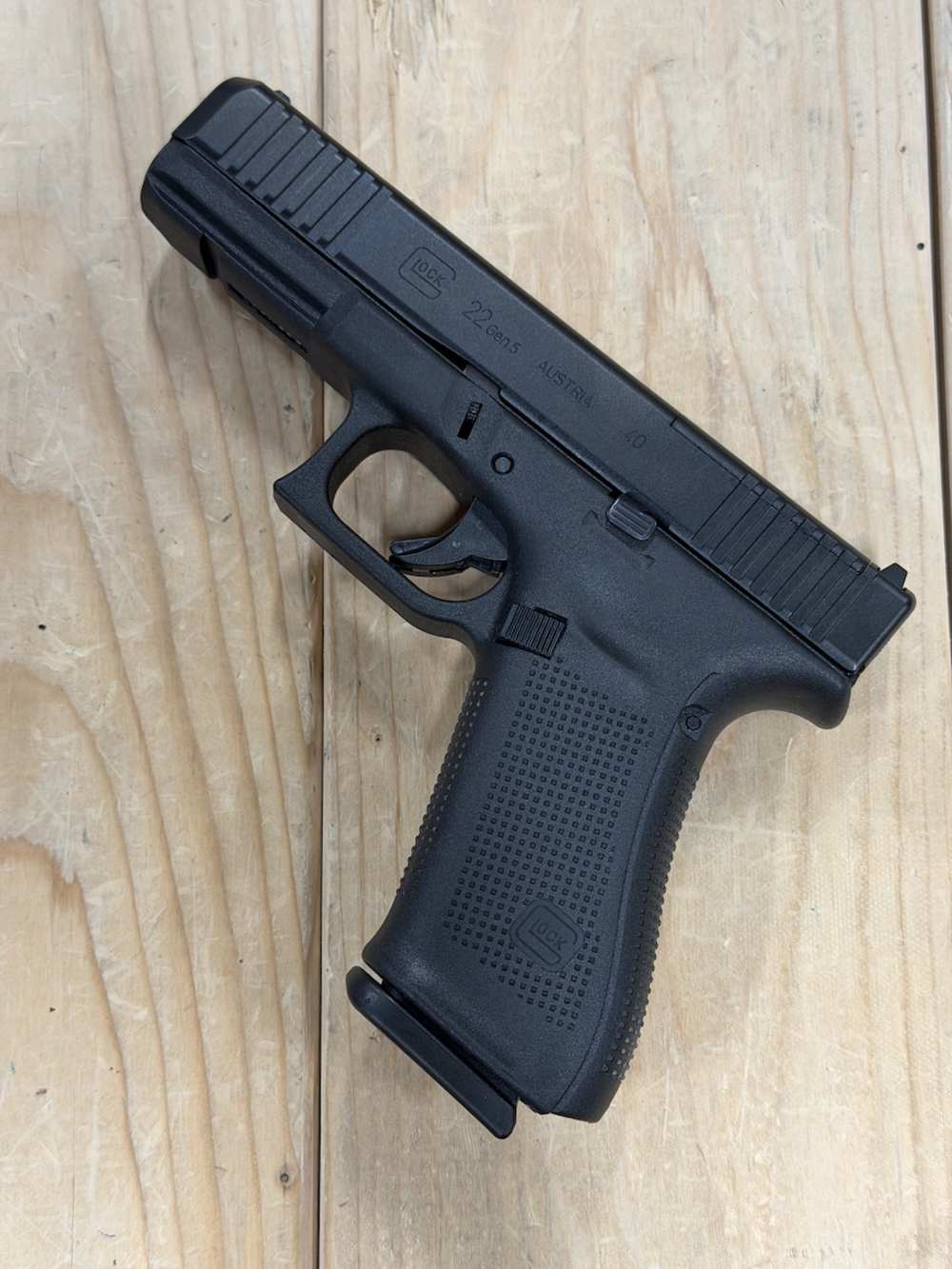 Glock Model 22 Gen 5 NEW IN BOX .40 S&W Semi-Auto x1 10rnd Magazine-img-0