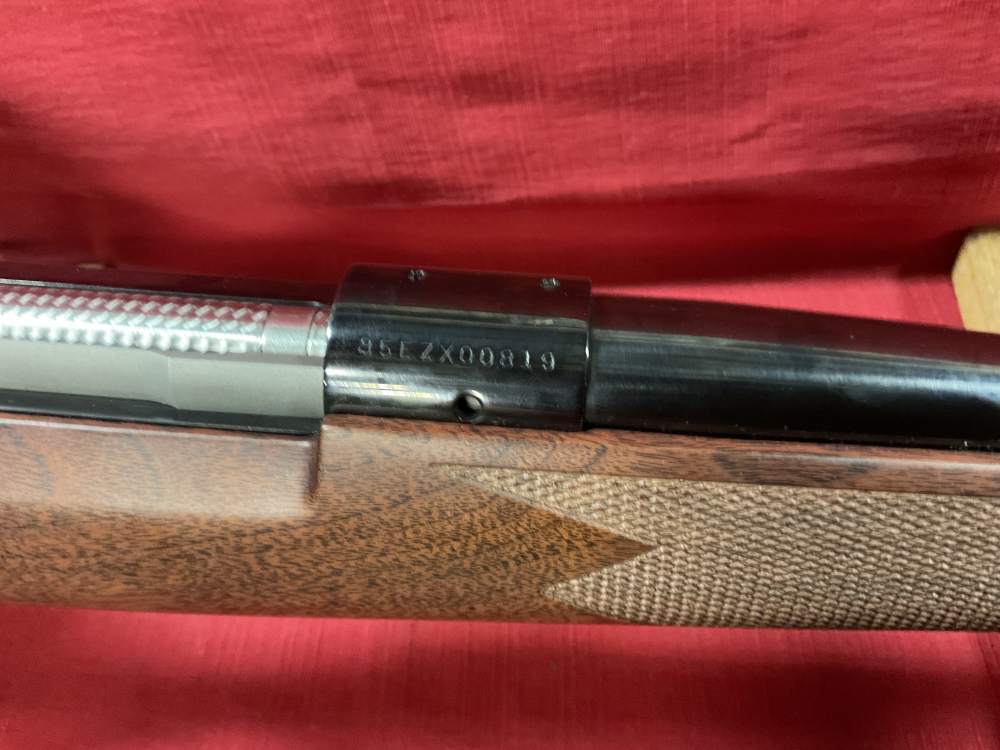 Winchester model 70 Supergrade 300 Win -  AAA French Walnut-img-6