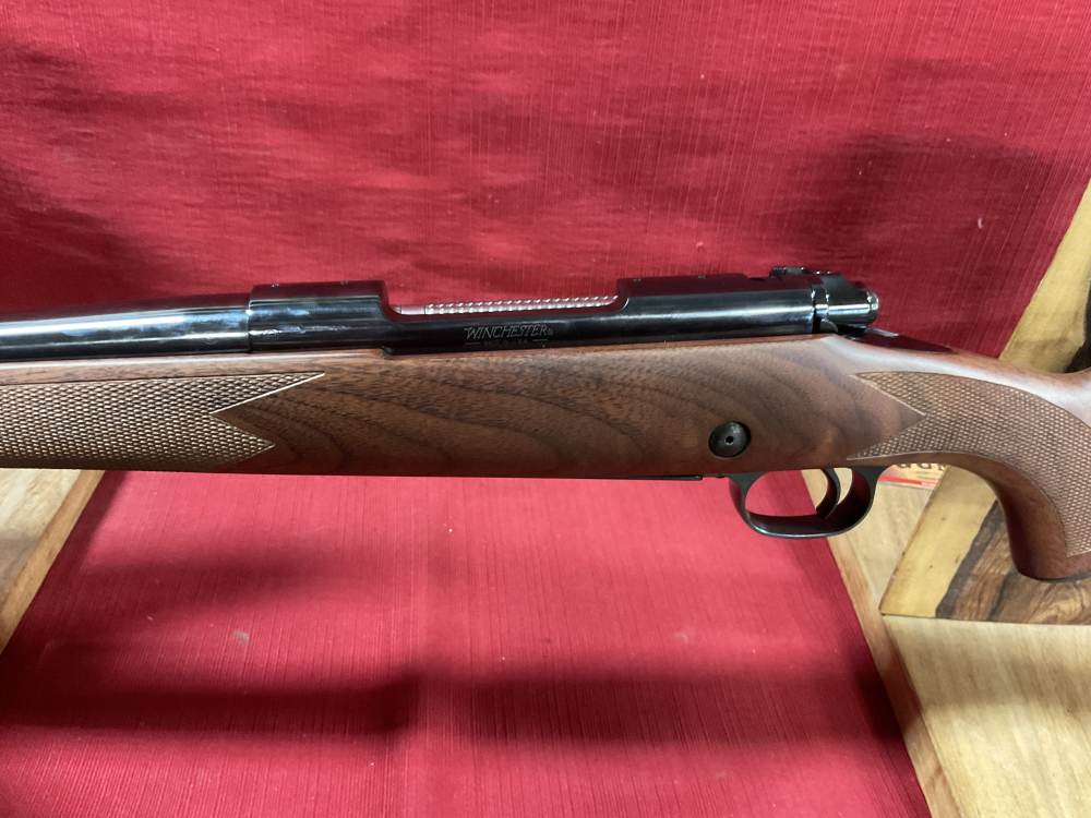 Winchester model 70 Supergrade 300 Win -  AAA French Walnut-img-12