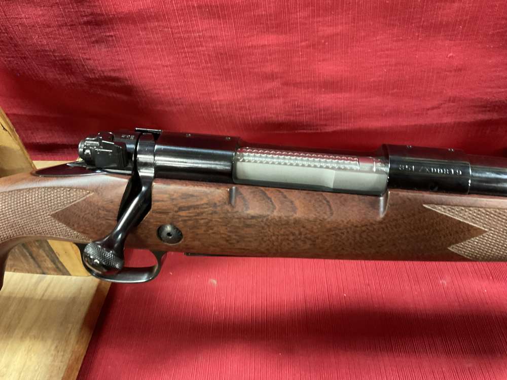Winchester model 70 Supergrade 300 Win -  AAA French Walnut-img-7