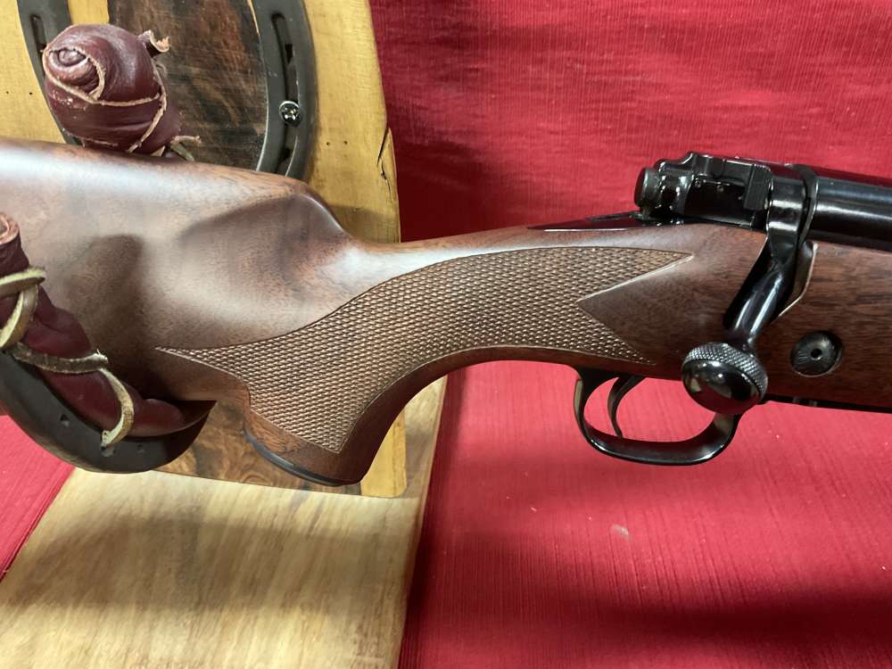 Winchester model 70 Supergrade 300 Win -  AAA French Walnut-img-8