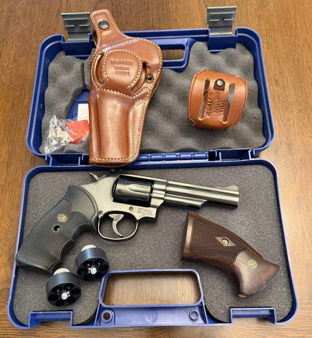 Smith & Wesson Model 19-10 (No Lock) w/ Lots of Extras!-img-2