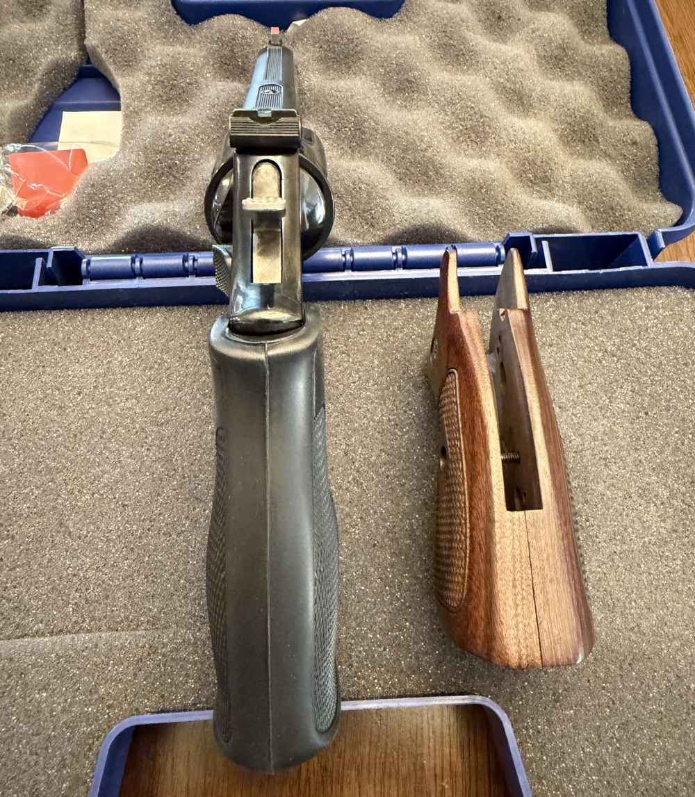 Smith & Wesson Model 19-10 (No Lock) w/ Lots of Extras!-img-4