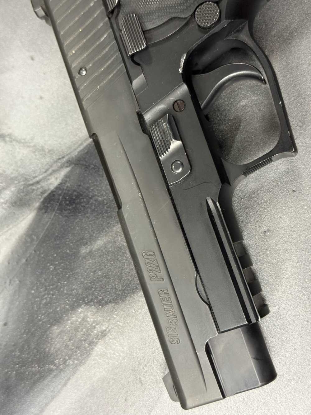 SIG Sauer P226 .40 S&W 4.4" 12rd Mags Night Sights Rail PS! NR!-img-2
