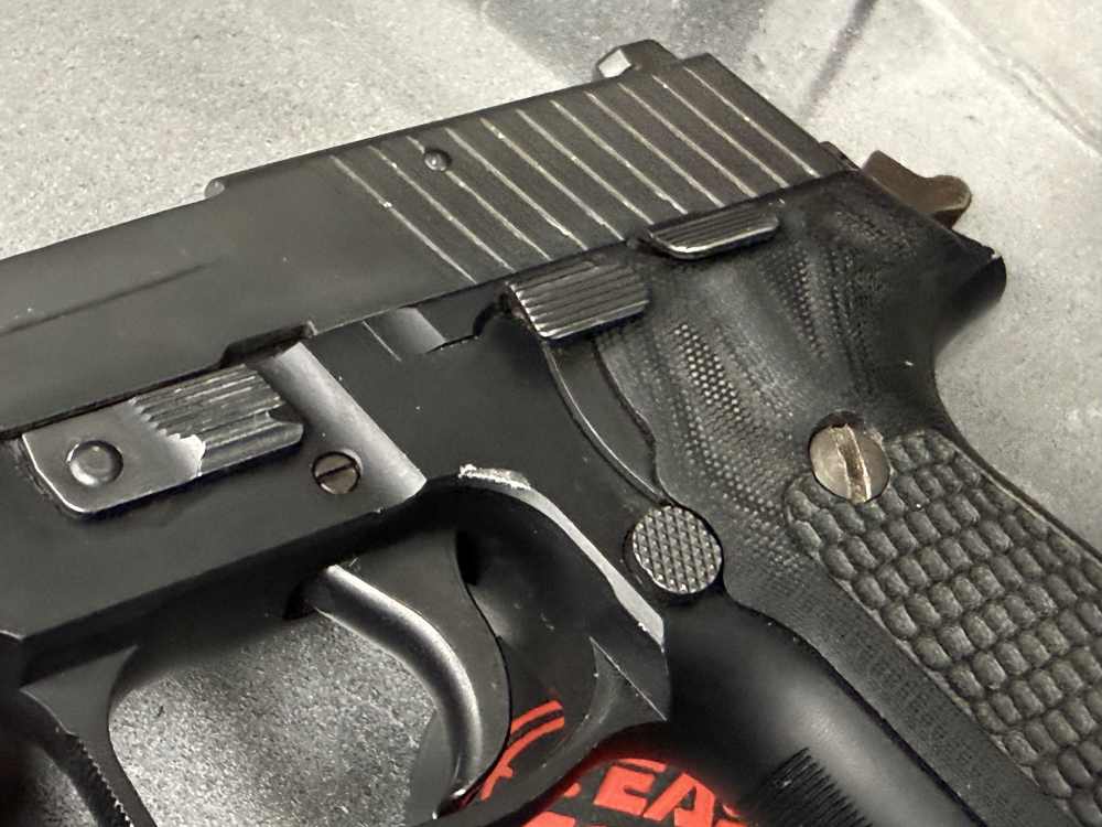 SIG Sauer P226 .40 S&W 4.4" 12rd Mags Night Sights Rail PS! NR!-img-1
